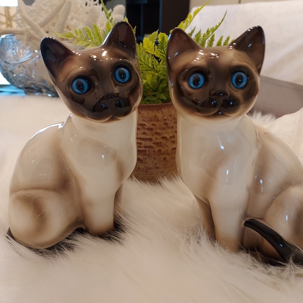 Porcelain Siamese Cats by Eneoco Figurines: Made in Korea. - Picture 3 of 10